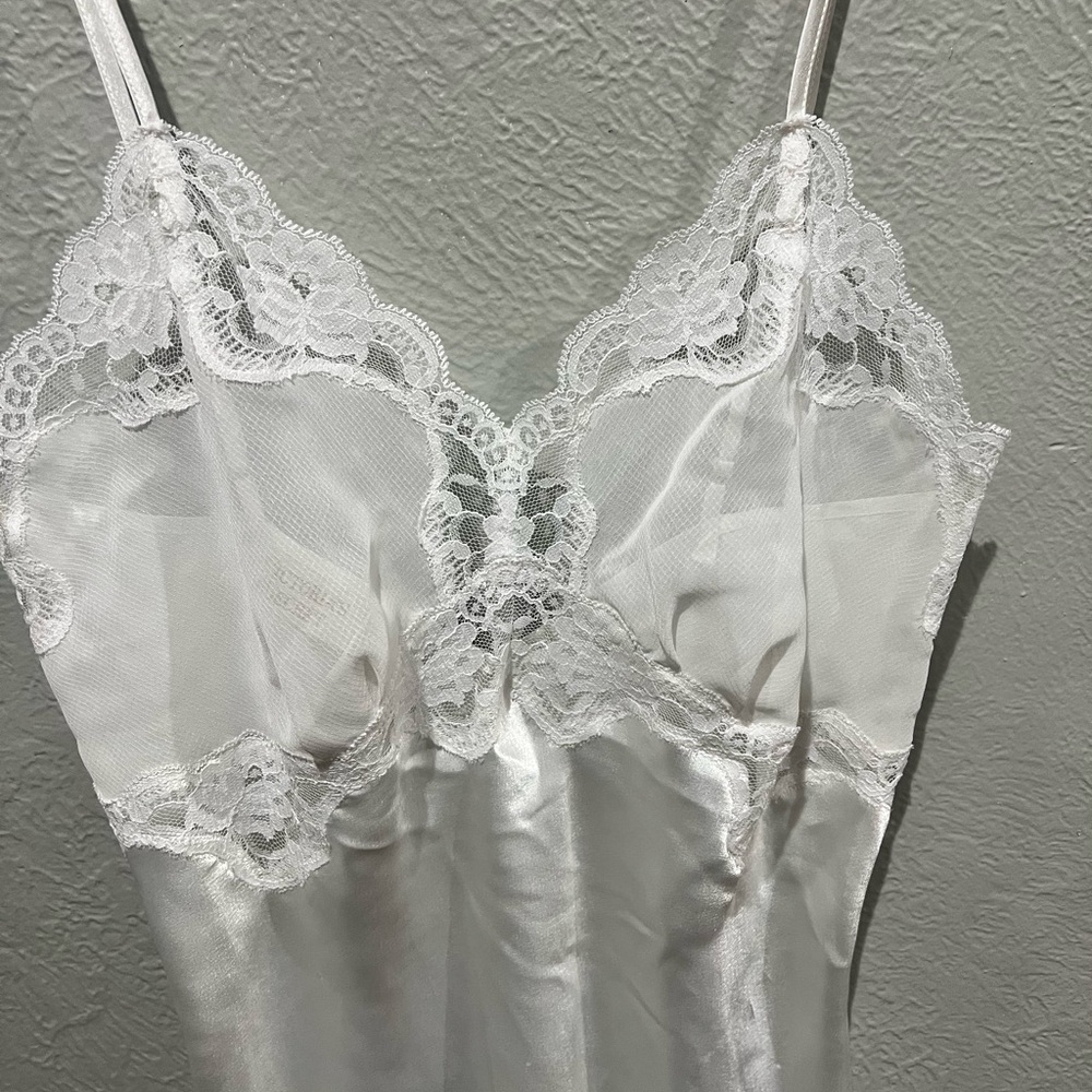 Vintage Victoria's Secret White Satin Lace Chemise Bridal White Size M EUC - Picture 2 of 4
